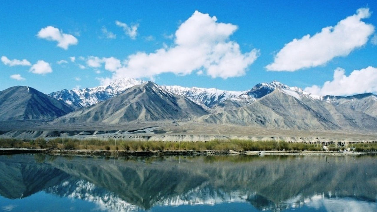 లడఖ్ రోడ్ ట్రిప్ : జీవితంలో 40 ఏళ్లలోపు చూడాల్సిన ప్రదేశాల్లో లడక్ ట్రిప్ ఒకటి. ఈ ప్రదేశం చూడటానికి రెండు కళ్లు చాలావు. లేహ్, నుబ్రా వ్యాలీ, ప్యాంగోంగ్ సరస్సు, ఖర్దుంగ్ , వంటి ప్రదేశాలు చాలా బాగుంటాయి. బైక్ ట్రిప్ అయినా కారు ట్రిప్ అయినా సరే జీవితంలో తప్పకుండా ఒకసారి ఈ ప్రదేశానికి వెళ్లాల్సిందేనంట.