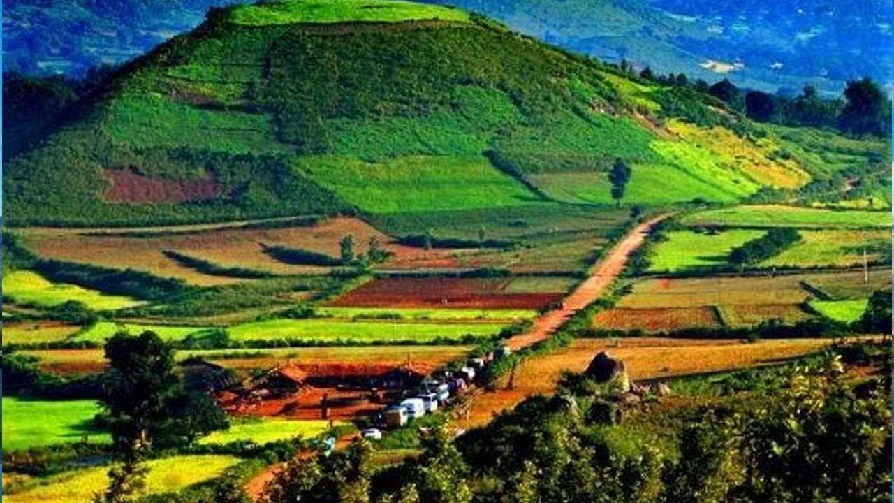 అరుకు : అందమైన ప్రదేశాల్లో అరుకు లోయలు ఒకటి. ఇక్కడి ఎత్తైన కొండలు, పచ్చటి చెట్లు, రైలు మార్గాలు, కాఫీ తోటలు, పూలతోటలు చాలా ఆనందాన్ని ఇస్తాయి. ప్రతి ఒక్కరూ చూడాల్సిన బెస్ట్ ప్లేసెస్ లో ఇదొక్కటి, స్నేహితులతోనైనా, ఫ్యామిలీతోనైనా, కపుల్స్ అయినా ఎవ్వరైనా సరే ఈ ప్రదేశానికి వెళ్తే చాలా ఎంజాయ్ చేస్తారంట.