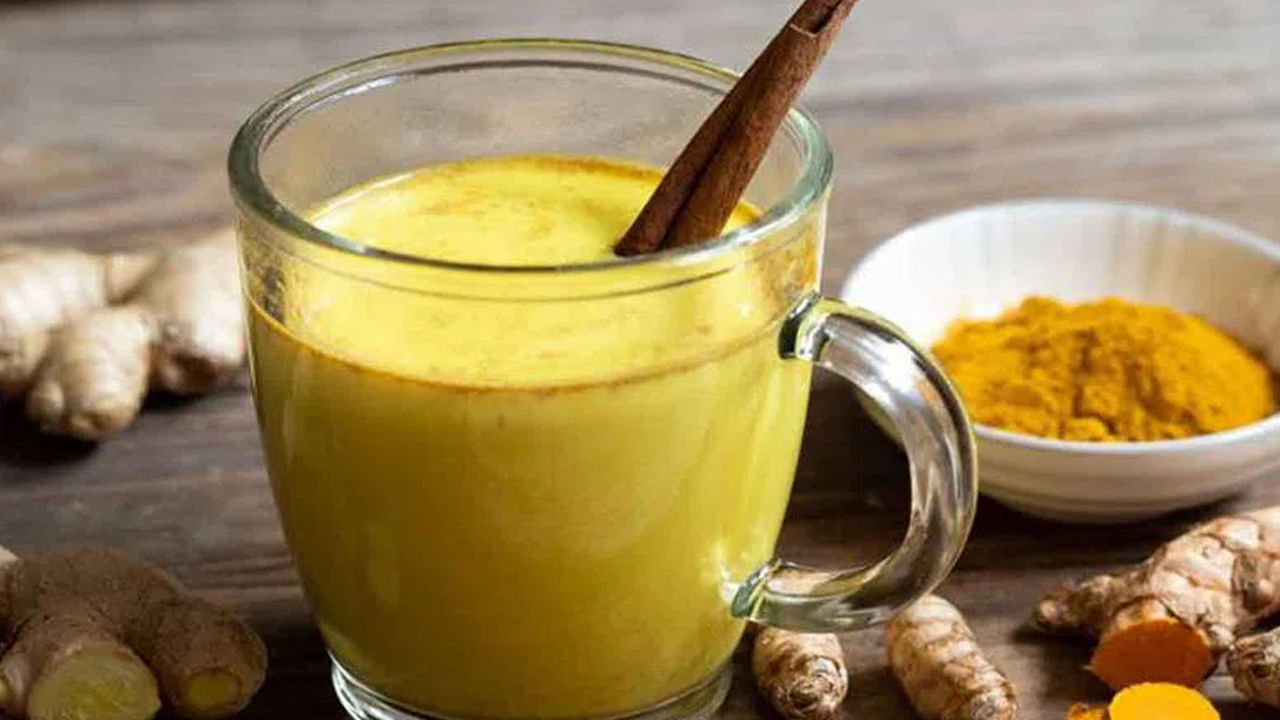 పాలు అనేక ఆరోగ్య సమస్యలను నయం చేయడంలో సహాయపడతాయి. ఇది మాత్రమే కాదు పసుపు కలిపిన పాలు తాగడం వల్ల మరింత ప్రయోజనకరంగా ఉంటుంది.