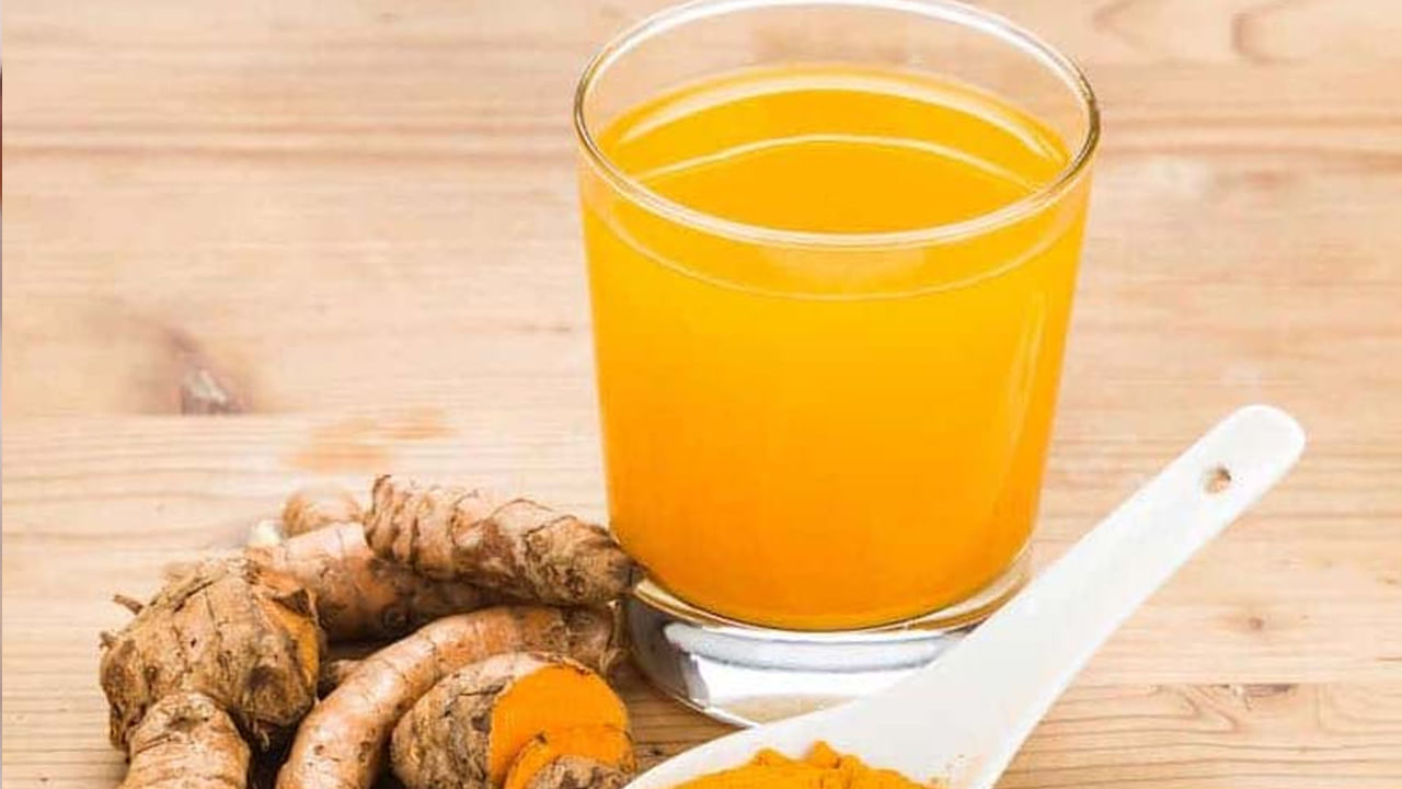 ఇలా రోజు క్రమంతప్పకుండా తీసుకుంటే గుండె సంబంధిత సమస్యలు దూరమవుతాయని నిపుణులు చెబుతున్నారు. శరీరంలోని చడు కొలెస్ట్రాల్‌ ఇట్టే కరిగిపోతుంది. దీంతో శరీరంలో రక్తప్రసరణ మెరుగవుతుంది. పసుపు నీరును క్రమంతప్పకుండా తీసుకుంటే చెడు కొలెస్ట్రాల్‌ను సులభంగా శుభ్రపరుస్తుంది.