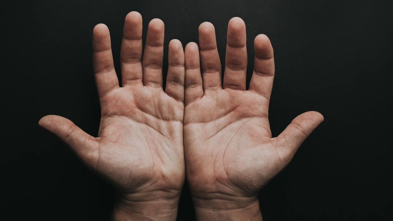 మీ కుడి చేతిలోని హృదయ రేఖ ఎడమ చేతి కంటే పైకి ఉంటే: మీ కుడి చేతిలోని హృదయ రేఖ ఎడమ చేతి కంటే పైకి ఉంటే, మీరు భావోద్వేగపరంగా తెలివైన వ్యక్తి అని అర్థం. మీ నిర్ణయాలు పూర్తిగా భావోద్వేగాలపై ఆధారపడి ఉండవు. మీరు భావాల కంటే నిజాలనే ఎక్కువగా ఇష్టపడతారు. అందువల్ల, మీ బలాలు, సూత్రాలపై మీకు నమ్మకం ఉంటుంది.  ఇది మిమ్మల్ని మరింత బాధ్యతాయుతంగా, విశ్వసనీయంగా మార్చడంలో ముఖ్యమైన పాత్ర పోషిస్తుంది