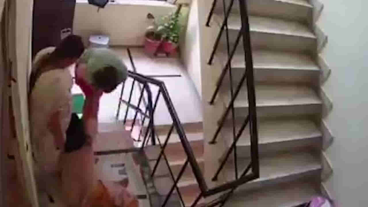 వృద్ధురాలైన అత్తపై టెక్కీ కోడలు దాడి.. సీసీ కెమెరాలో రికార్డైన షాకింగ్ దృశ్యాలు..వీడియో వైరల్