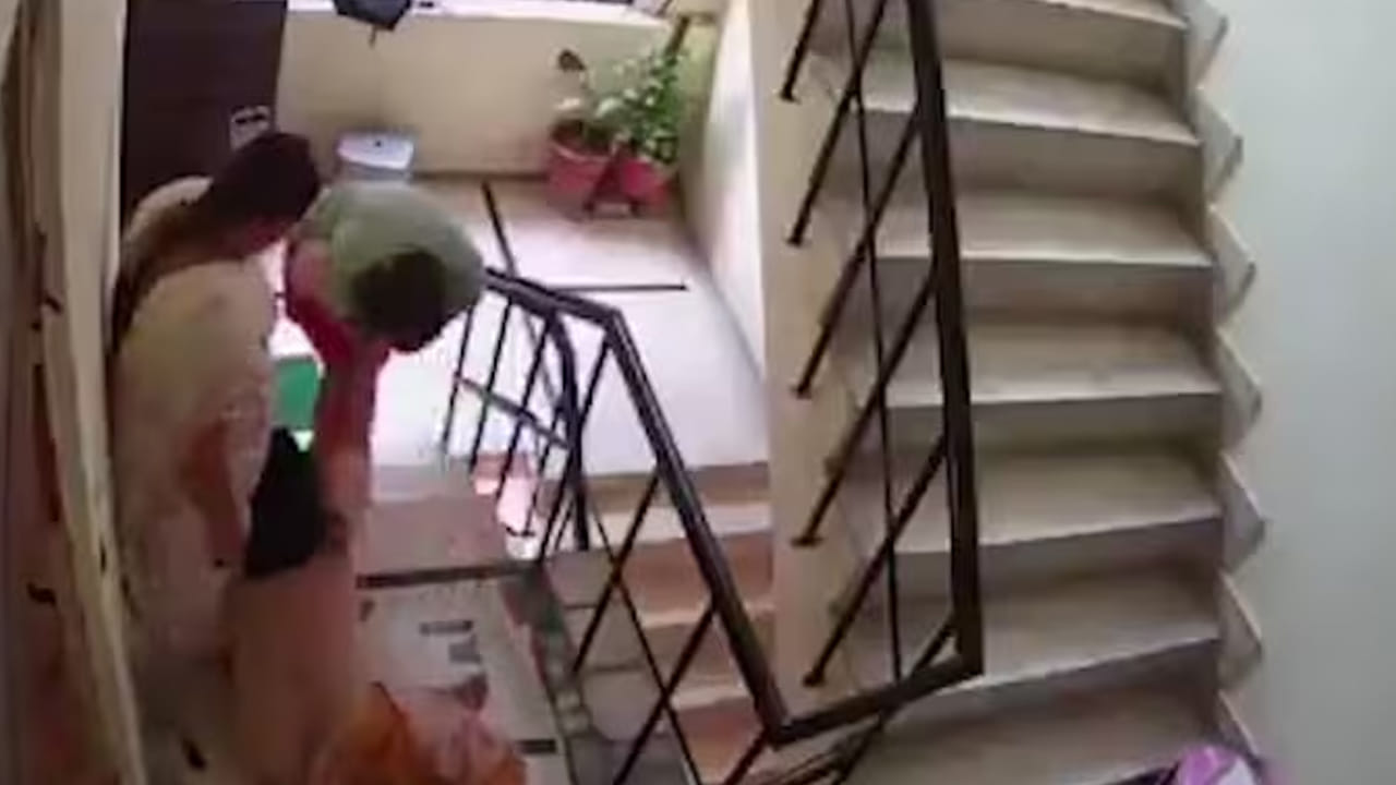 వృద్ధురాలైన అత్తపై టెక్కీ కోడలు దాడి.. సీసీ కెమెరాలో రికార్డైన షాకింగ్ దృశ్యాలు..వీడియో వైరల్