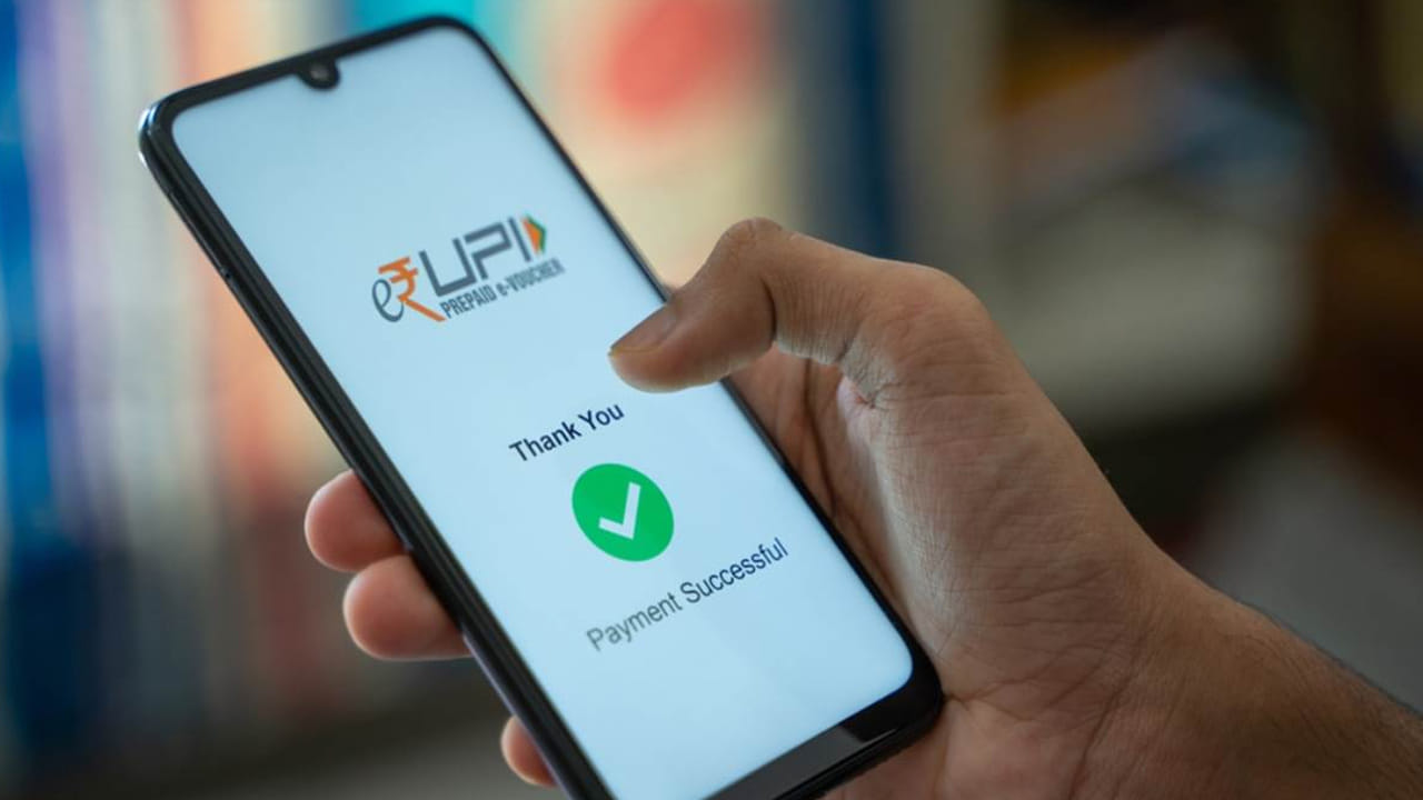 దుర్వినియోగం: చెల్లింపులను అధికారం చేయడానికి వినియోగదారులను మోసగించడానికి మోసగాళ్ళు తరచుగా ఈ పద్దతిని వాడుతున్నారు. దీంతో దుర్వినియోగం జరుగుతుంది. "అక్టోబర్ 1, 2025 నాటికి, UPI P2P కలెక్ట్‌ను UPIలో ప్రాసెస్ చేయడానికి అనుమతించబడదని ఇందుమూలంగా తెలియజేయబడింది" అని NPIC జూలై 29న జారీ చేసిన సర్క్యులర్‌లో పేర్కొంది.