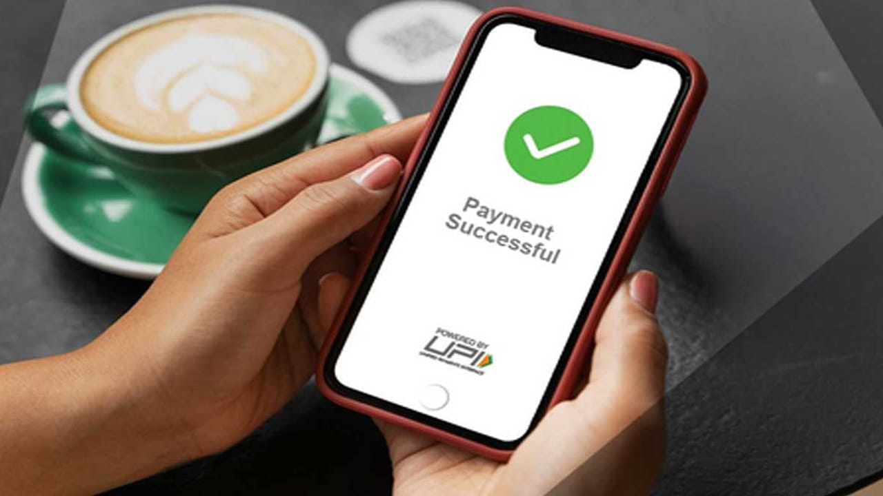 కొత్త నియమం వ్యాపారులకు వర్తిస్తుందా?: లేదు, వ్యాపారులు కలెక్ట్ అభ్యర్థనలను కొనసాగించవచ్చు. వినియోగదారుడు Flipkart, Amazon, Swiggy లేదా IRCTC యాప్‌లలో UPI చెల్లింపు చేయడానికి ప్రయత్నిస్తున్నప్పుడు, ఈ వ్యాపారులు కస్టమర్ యాప్‌కు కలెక్ట్ అభ్యర్థనను పంపుతారు. వినియోగదారుడు ఇది ఆమోదించి UPI పిన్‌ను నమోదు చేసిన తర్వాత అభ్యర్థన ప్రాసెస్ చేయబడుతుంది.