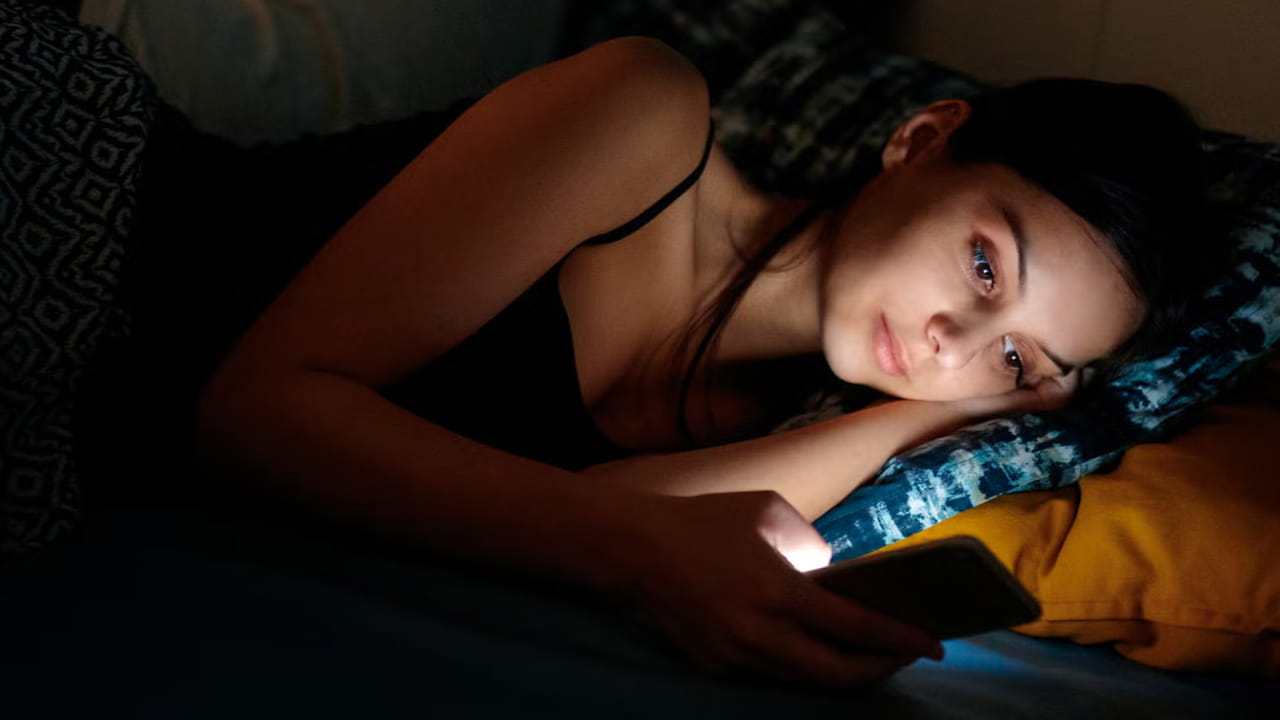 దీంతో రాత్రి నిద్రపోవడానికి కొన్ని గంటలు ముందు మొబైల్ తోనే గడుపుతున్నారు. దీంతో మొబైల్ను పక్కనే పెట్టుకుని నిద్రపోతున్నారు. ఇది ఆరోగ్యానికి చాలా ప్రమాదకరమని నిపుణులు హెచ్చరిస్తున్నారు.