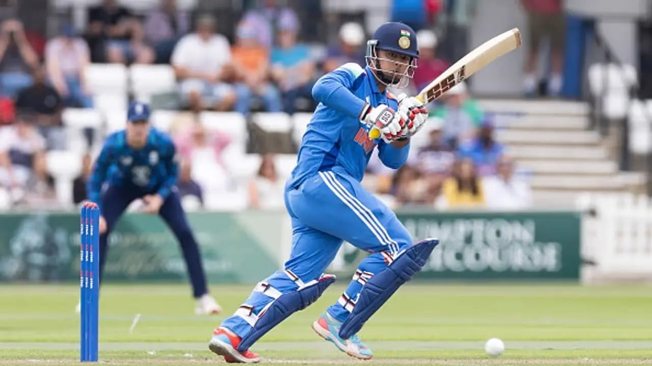 అటు వైభవ్ సూర్యవంశీకి ప్రత్యేక శిక్షణ ఇస్తున్న బీసీసీఐ, ఇటు విరాట్ కోహ్లీ, రోహిత్ శర్మ భవిష్యత్తుపై జరుగుతున్న ఊహాగానాలను కూడా దృష్టిలో ఉంచుకుని ఈ ప్రణాళికను సిద్ధం చేసింది. రాబోయే ఆస్ట్రేలియా పర్యటనతో వీరి అంతర్జాతీయ కెరీర్ ముగియవచ్చని కొన్ని నివేదికలు చెబుతుండగా, మరోపక్క బీసీసీఐ ఈ అంశంపై ఇంకా ఎలాంటి నిర్ణయం తీసుకోలేదని కూడా తెలుస్తోంది. 