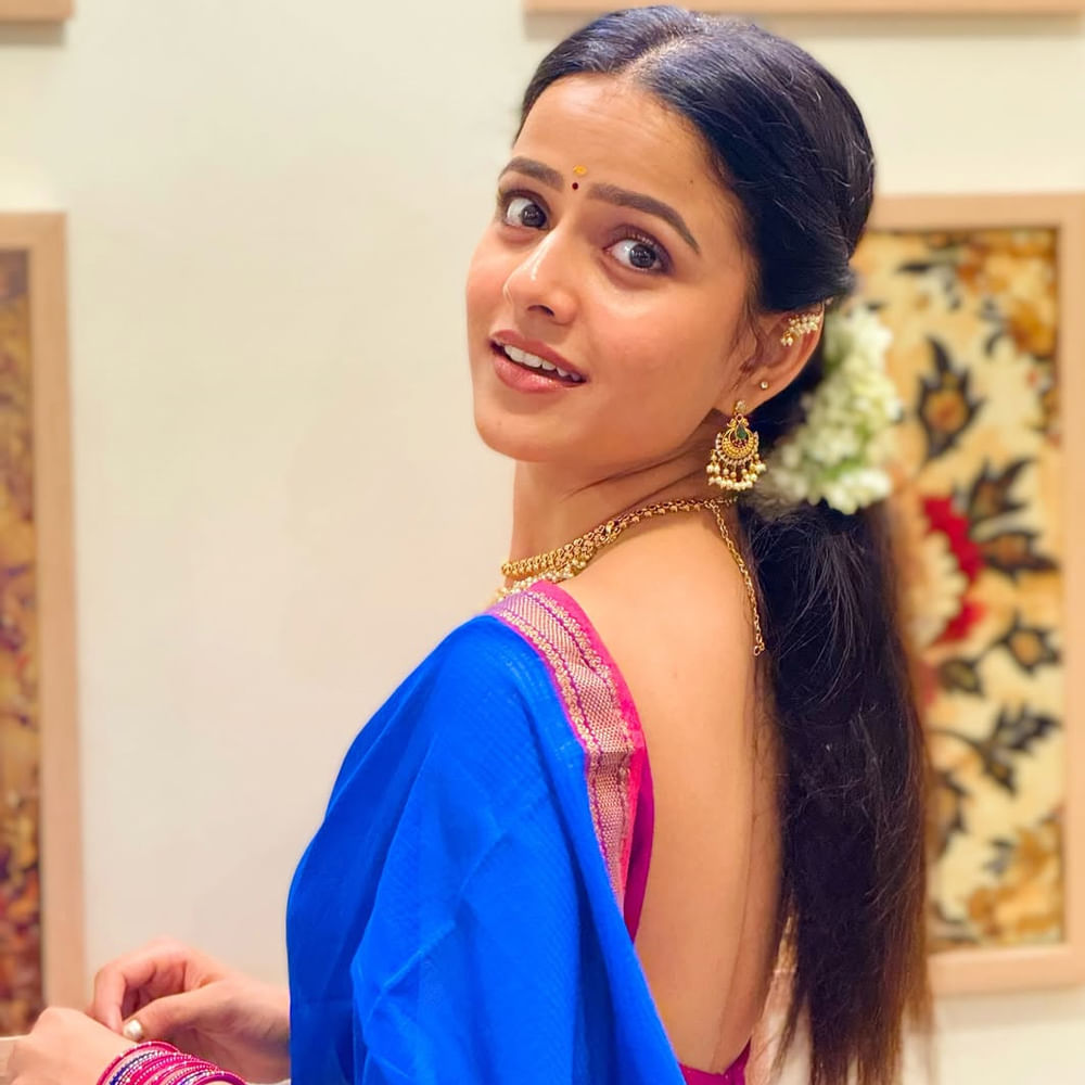 సాఫ్ట్ వేర్ డెవలపర్ వెబ్ సిరీస్ ద్వారా యూట్యూబ్ లో మంచి పాపులారిటీ సంపాదించుకున్న ఈ అమ్మడు.. ఆ తర్వాత పలు సినిమాల్లో చిన్న చిన్న పాత్రలు పోషించింది. అటు సోషల్ మీడియాలో విపరీతమైన ఫాలోయింగ్ సంపాదించుకుంది ఈ ముద్దుగుమ్మ. 