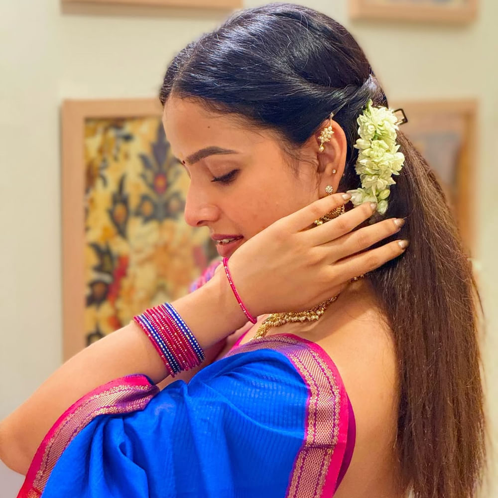 బేబీ సినిమాతో కథానాయికగా మారిన వైష్ణవి.. ఫస్ట్ మూవీతోనే  బ్లాక్ బస్టర్ హిట్ అందుకుంది. ఈ సినిమాతో నటిగా ప్రశంసలు అందుకుంది. ఇందులో తన నటనతో ఫుల్ మార్క్స్ కొట్టేసింది ఈ అమ్మడు. దీంతో ఈ బ్యూటీకి తెలుగులో వరుస ఆఫర్స్ క్యూ కట్టాయి. 