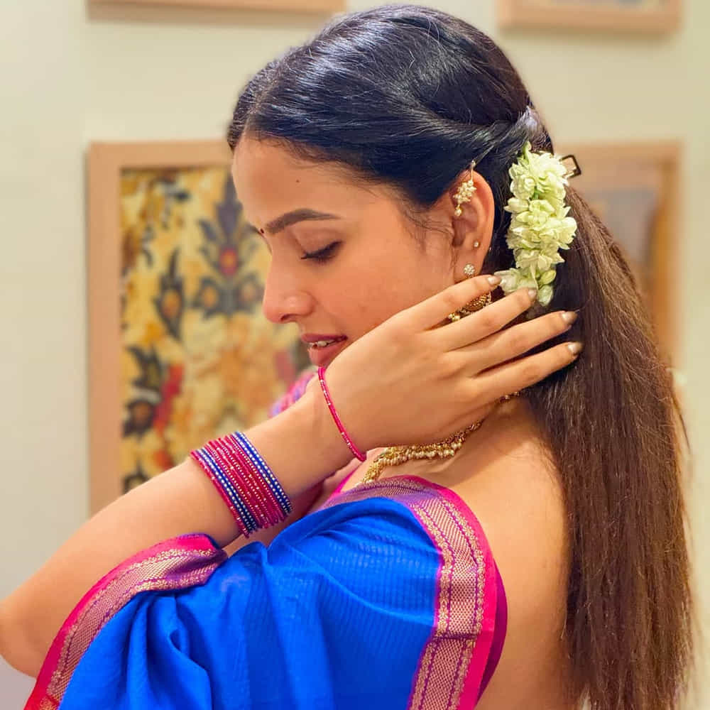 బేబీ సినిమాతో కథానాయికగా మారిన వైష్ణవి.. ఫస్ట్ మూవీతోనే బ్లాక్ బస్టర్ హిట్ అందుకుంది. ఈ సినిమాతో నటిగా ప్రశంసలు అందుకుంది. ఇందులో తన నటనతో ఫుల్ మార్క్స్ కొట్టేసింది ఈ అమ్మడు. దీంతో ఈ బ్యూటీకి తెలుగులో వరుస ఆఫర్స్ క్యూ కట్టాయి.