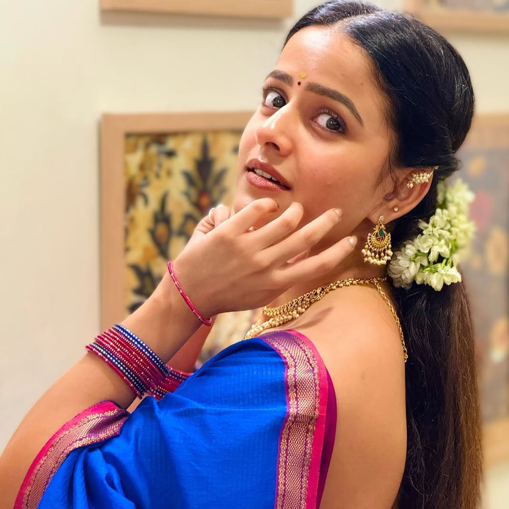 తాజాగా వరలక్ష్మి వ్రతం సందర్భంగా చీరకట్టులో మరింత అందంగా మెరిసింది. నీలిరంగు చీరకట్టులో మతిపోగొట్టేస్తుంది ఈ వయ్యారి. సింపుల్ లుక్ లో కనిపిస్తూనే.. అమాయకపు చూపులతో మెస్మరైజ్ చేస్తుంది. వైష్ణవి లేటేస్ట్ ఫోటోస్ తెగ వైరలవుతున్నాయి. 