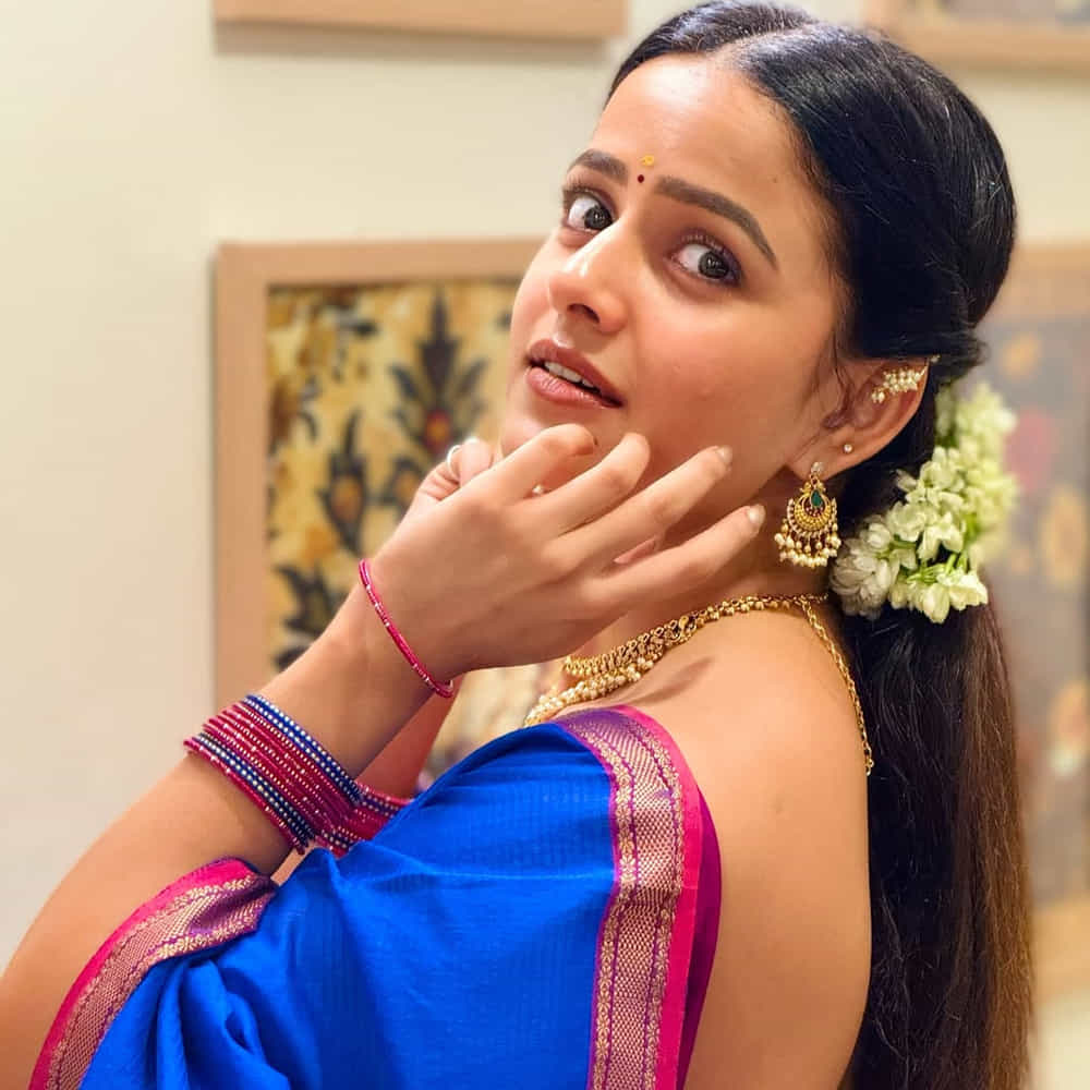 తాజాగా వరలక్ష్మి వ్రతం సందర్భంగా చీరకట్టులో మరింత అందంగా మెరిసింది. నీలిరంగు చీరకట్టులో మతిపోగొట్టేస్తుంది ఈ వయ్యారి. సింపుల్ లుక్ లో కనిపిస్తూనే.. అమాయకపు చూపులతో మెస్మరైజ్ చేస్తుంది. వైష్ణవి లేటేస్ట్ ఫోటోస్ తెగ వైరలవుతున్నాయి.