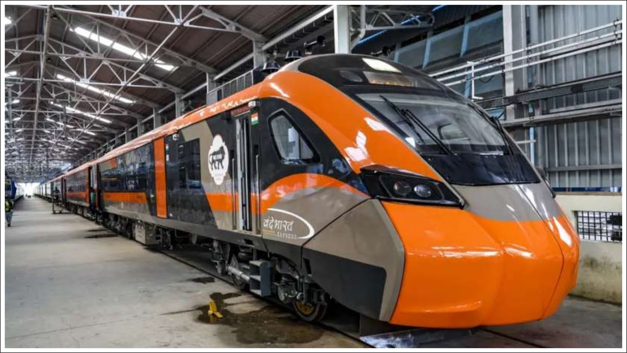 Vande Bharat Sleeper: వందే భారత్ స్లీపర్ రైలు పట్టాలెక్కేది అప్పుడే.. ప్రకటించిన రైల్వే మంత్రి..ఎలా ఉంటుందో తెలుసా?
