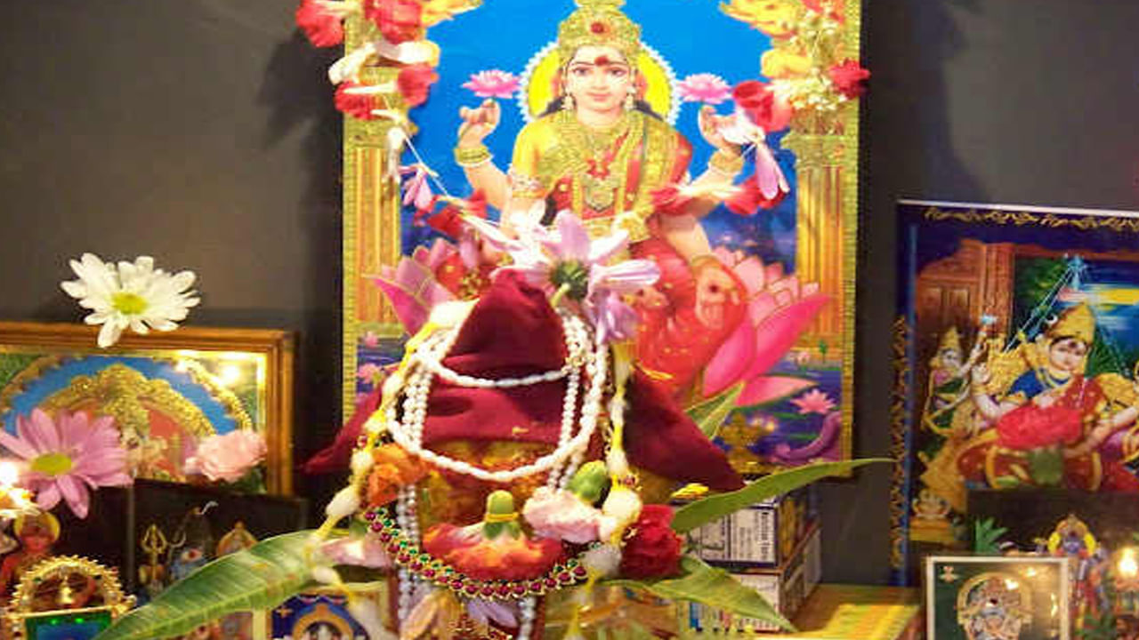 హిందు సంప్రదాయంలో వరలక్ష్మీ వ్రతానికి విశిష్టత ఉంది. ఈ పండగను తెలుగువారు ఘనంగా జరుపుకుంటారు. శ్రావణ మాసంలోని ప్రతి శుక్రవారానికి విశేషమైన ప్రాముఖ్యత ఉంది. అయినప్పటికీ పౌర్ణమికి ముందు వచ్చే శ్రావణ శుక్రవారం అత్యంత ఫలవంతమైన రోజుగా భావిస్తారు. ఈ రోజున వరలక్ష్మీవ్రతాన్ని ఆచరిస్తారు. ఈ ఏడాది వరలక్ష్మి వ్రతం ఆగష్టు ఆగస్టు 8వ తేదీన జరుపుకోవడానికి మహిళలు రెడీ అవుతున్నారు. ఈ రోజున అత్యంత భక్తిశ్రద్దలతో వరలక్ష్మి వ్రతం జరుపుకోవడం వలన భర్తకు దీర్ఘాయువుని ఇంట్లో సిరిసంపదలు, సుఖ సంతోషాలు నెలకొంటాయని నమ్మకం. అయితే ఈ ఏడాది వరలక్ష్మి వ్రతం జరుపుకునే మహిళలు తమ రాశి ప్రకారం పరిహారం చేయడం అత్యంత ఫలవంతం. శుభఫలితాలు లభిస్తాయి. 
