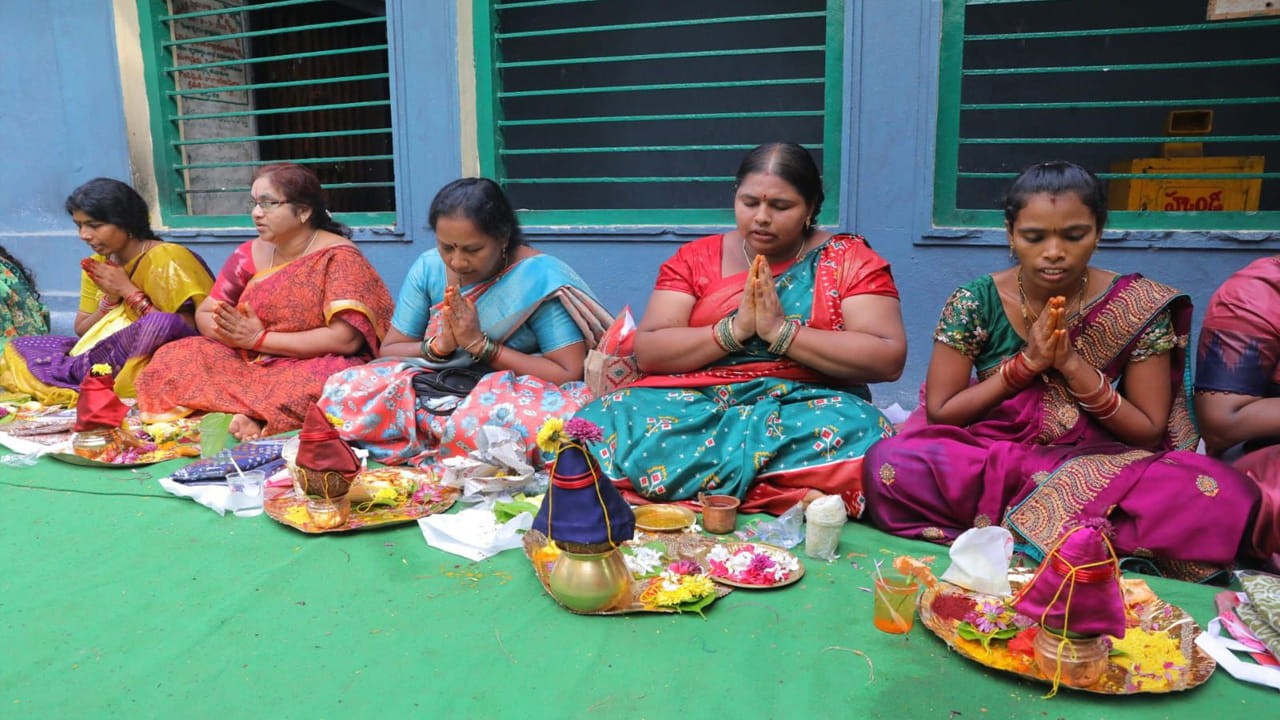 పవన్ కళ్యాణ్ ఆదేశాల మేరకు శ్రావణ మాసం చివరి శుక్రవారం రోజున 10 వేల మంది ఆడపడుచులకు పసుపు, కుంకుమ, చీరలు పంపిణీ చేస్తున్నారు.  
 