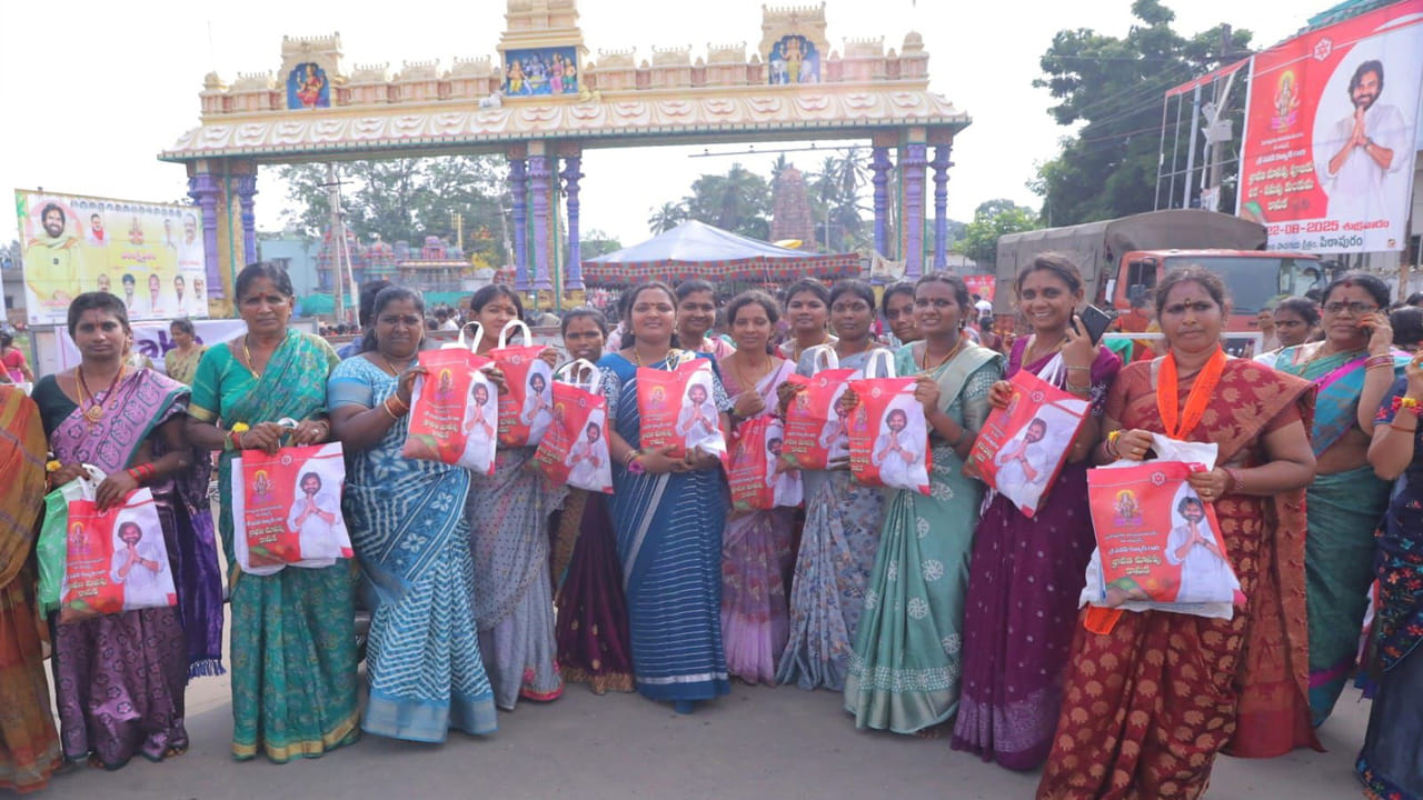 చాముండి భక్త బృందం 8 గంటల నుంచి 9.30 గంటల వరకు..  దుర్గ భక్త బృందం 9.30 నుంచి 11 గంటల వరకు పూజలు నిర్వహించారు. చివరగా ఈశ్వరి భక్త బృందం 11 నుంచి 12.30 గంటల వరకు వరలక్ష్మీ వ్రతం నిర్వహించారు. 
