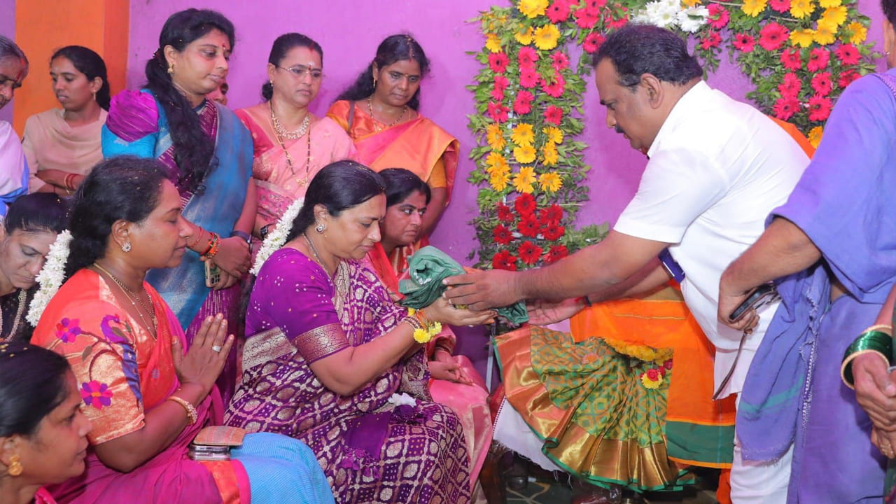 చివరి శ్రావణ శుక్రవారం సందర్బంగా పాదగయ క్షేత్రంలో కొలువైన ఉమా కుక్కుటేశ్వరస్వామి, పురుహూతిక అమ్మవారి ఆలయంలో సామూహిక వరలక్ష్మి వ్రతాన్ని జరుపుకుంటున్నారు. ఈ పూజలో పాల్గొంటున్న మహిళలకు చీర, పసుపు కుంకుమ అందచేస్తున్నారు. 