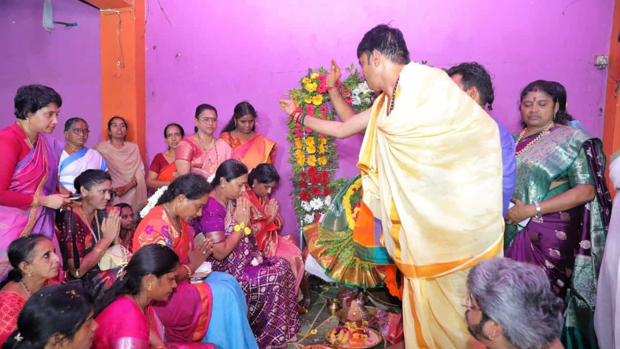 అంబిక బ్యాచ్లోని మహిళలు శుక్రవారం ఉదయం 5 గంటల నుంచి 6.30 గంటల వరకు వరలక్ష్మి వ్రతాన్ని జరుపుకున్నారు.