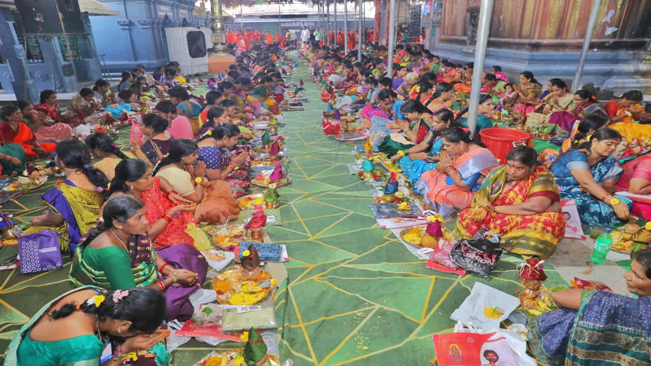 సామూహిక వరలక్ష్మీ వ్రతాలను ఐదు విడుదలగా నిర్వహించారు. ఈ ఒక్కో బ్యాచ్ కు ఒక్కో పేరు పెట్టారు. అంబిక, భ్రమరాంబ, చాముండి, దుర్గ, ఈశ్వరి అని పేర్లు పెట్టారు.