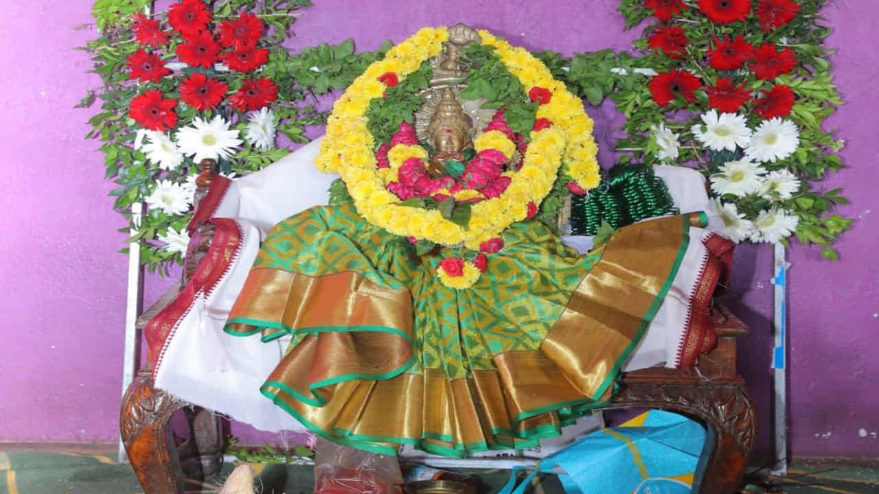 ఆంధ్రప్రదేశ్ రాష్ట్ర ఉప ముఖ్యమంత్రి పవన్ కళ్యాణ్ పిఠాపురం నియోజక వర్గం ఆడపడుచులకు శ్రావణ శుక్రవారం కానుకగా చీర, పసుపు కుంకుమ పంపించారు. పిఠాపురం పాదగయ క్షేత్రంలో సామూహిక వరలక్ష్మీ వ్రతాలు నిర్వహిస్తున్నారు.