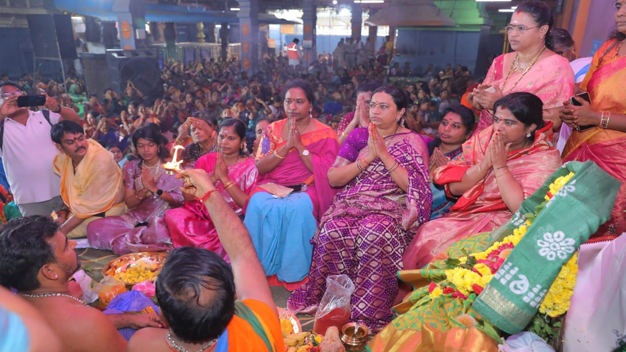  ఒక విడతలో వెయ్యి నుంచి 15 వందల మంది మహిళా భక్తులు వరలక్ష్మీ వ్రతం చేసేలా ఏర్పాట్లు చేశారు. 
