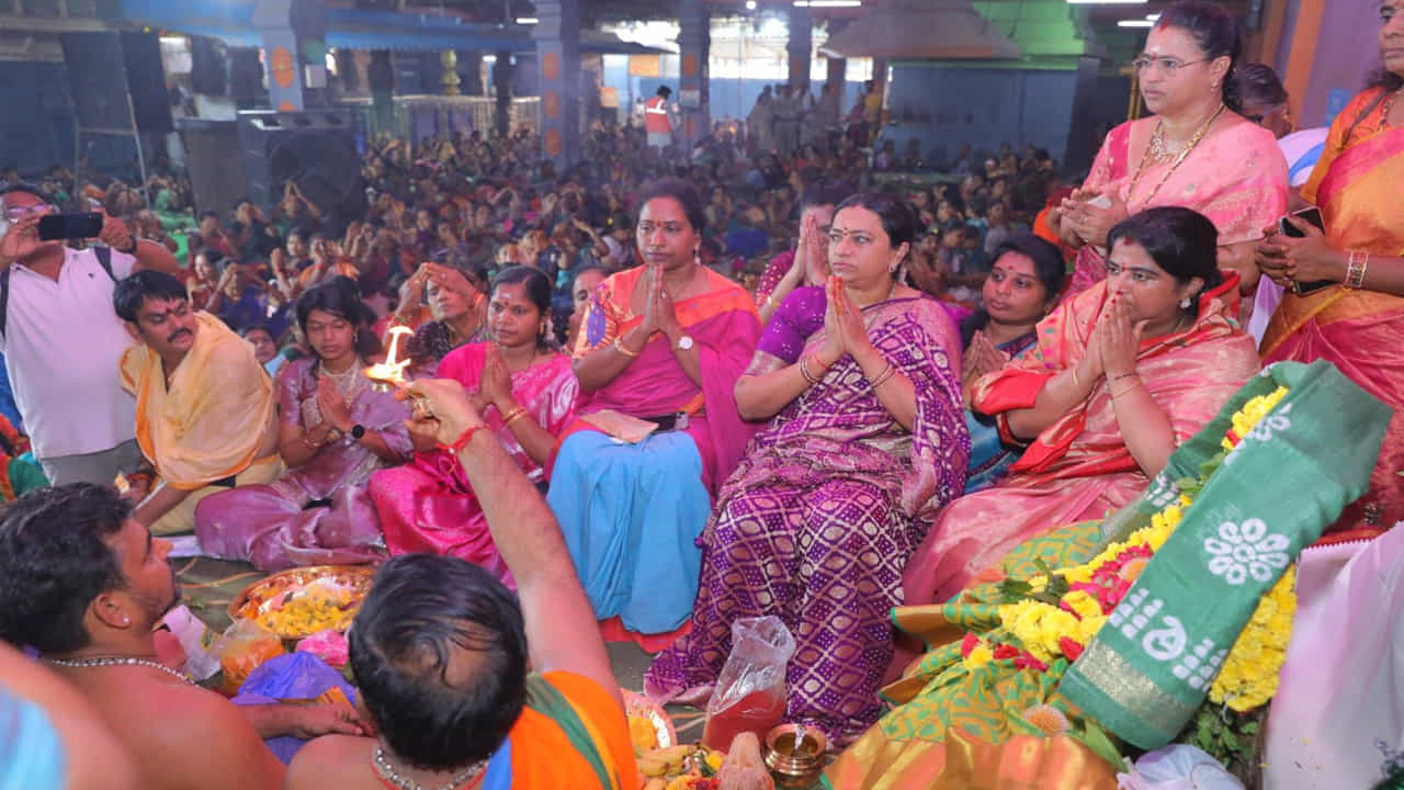 ఒక విడతలో వెయ్యి నుంచి 15 వందల మంది మహిళా భక్తులు వరలక్ష్మీ వ్రతం చేసేలా ఏర్పాట్లు చేశారు.