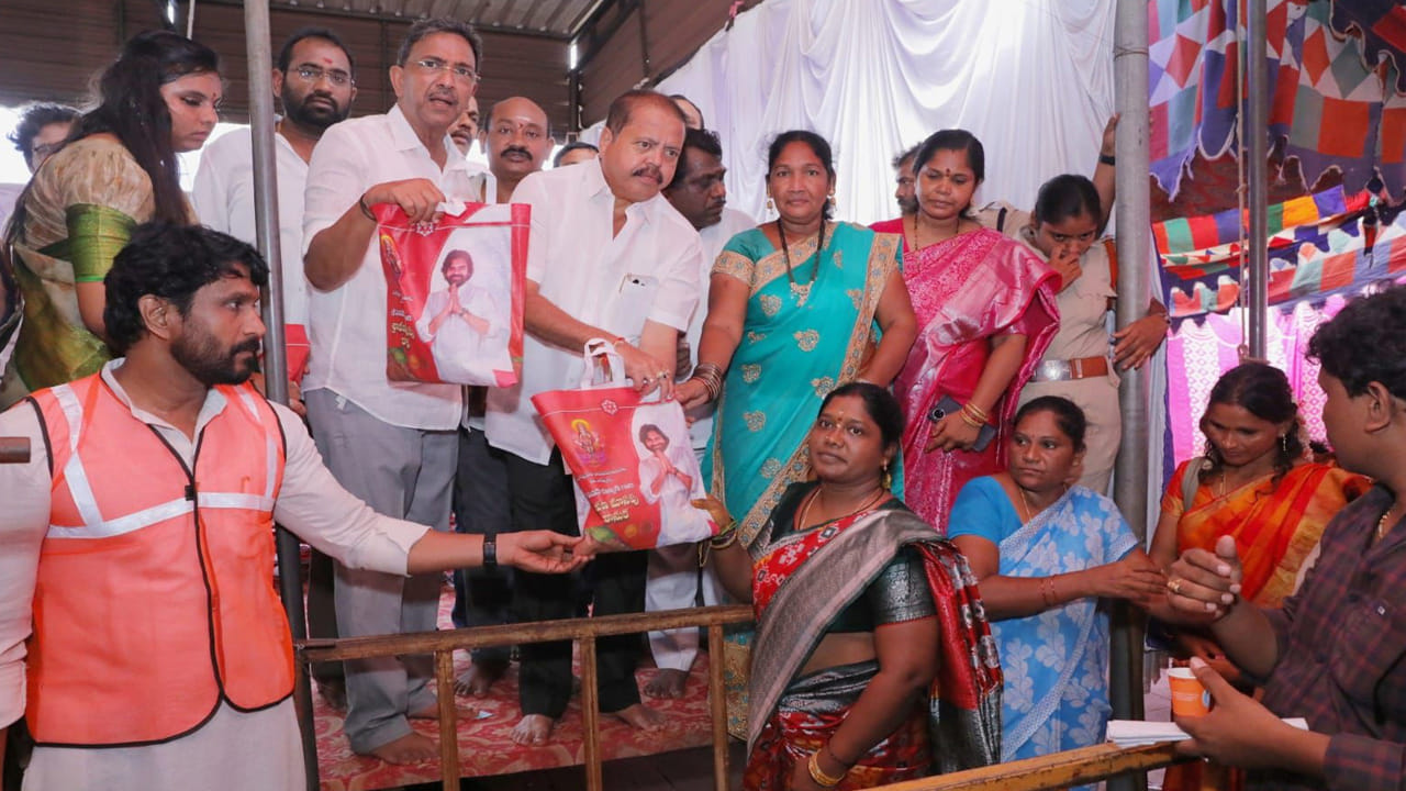 ఈ ఓజు ఉదయం 5 గంటల నుంచి ఈ వరలక్ష్మీ వ్రతాలు ప్రారంభం అయ్యాయి. ఐదు విడతలుగా ఈ సామూహిక వరలక్ష్మీ వ్రతాలు నిర్వహిస్తారు. అయితే ఎమ్మెల్సీ నాగబాబు సతీమణి పద్మజ వరలక్ష్మి వ్రత తొలి పూజల్లో పాల్గొన్నారు. ఈ కార్యక్రమంలో కాకినాడ రూరల్ ఎమ్మెల్యే శ్రీ పంతం నానాజీ, పిఠాపురం నియోజక వర్గం సమన్వయకర్త మరెడ్డి శ్రీనివాస్, జనసేన నాయకులు, వీర మహిళలు పాల్గొన్నారు.
