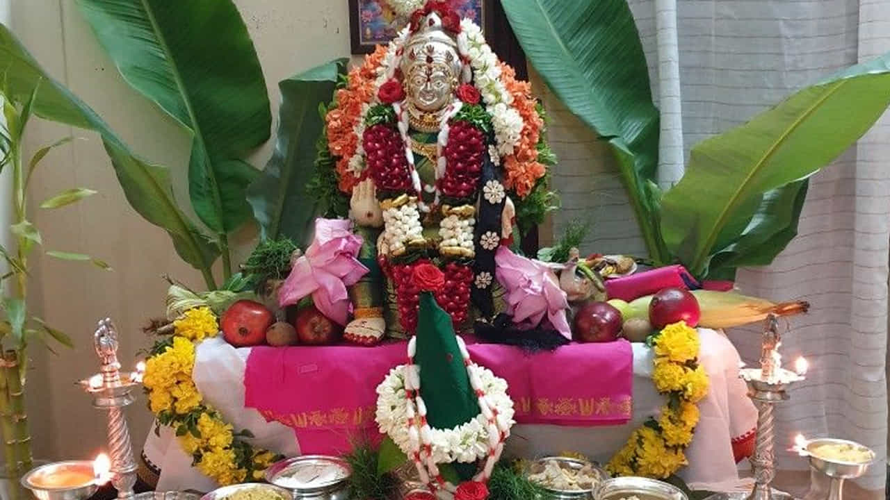 పూజ గదిలో అందమైన లక్ష్మీదేవి విగ్రహం లేదా చిత్రాన్ని ఉంచండి. వెచ్చని ఆహ్వానించే వాతావరణాన్ని సృష్టించడానికి దీపాలను వెలిగించండి. పూజ గదిని పువ్వులు, దండలతో అలంకరించి, చక్కదనాన్ని జోడించండి. లక్ష్మీ దేవికి నైవేద్యంగా తాజా పండ్లు మరియు స్వీట్లను ప్రదర్శించండి. దీంతో లక్ష్మీదేవి సంతోషించి మీపై వరాలను కురిపిస్తుంది.