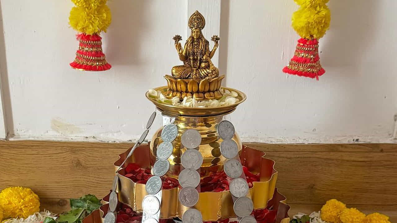వరలక్ష్మీ వ్రతానికి శుభప్రదంగా భావించే ఎరుపు, గులాబీ, బంగారం వంటి రంగుల కలయికను ఇంటి అలంకరణలో ఉపయోగించండి. పండుగ వాతావరణాన్ని సృష్టించడానికి స్ట్రింగ్ లైట్లు లేదా ఫెయిరీ లైట్లు ఉపయోగించండి. ఆధ్యాత్మిక వాతావరణానికి తోడ్పడటానికి శంఖం, తామర పువ్వులు, ఇతర పవిత్ర వస్తువులు వంటి శుభ వస్తువులను ప్రదర్శించండి.