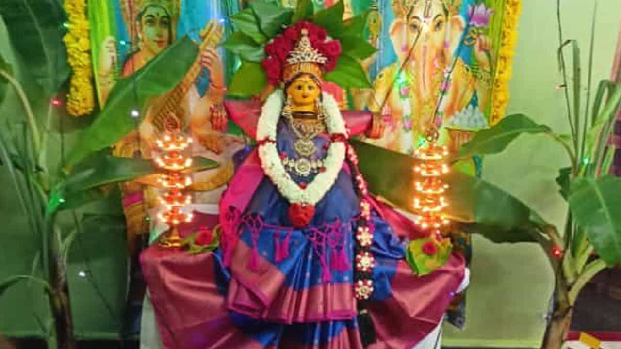 లక్ష్మీదేవి విగ్రహాన్ని లేదా ఫోటోను పీఠంపై ఉంచి, కలశాన్ని ఏర్పాటు చేయండి. షోడశోపచార పూజ చేయండి. అమ్మవారికి నైవేద్యాలు సమర్పించండి. అష్టోత్తర శతనామావళి, వరలక్ష్మి స్తోత్రాలను పఠించండి. చివరగా హారతి ఇవ్వండి. ఇలా చేస్తే లక్ష్మీదేవి దీవెనలు లభిస్తాయని నమ్మకం.