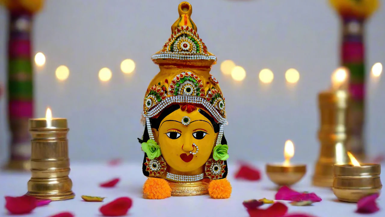 ఆంధ్ర ప్రదేశ్, తెలంగాణ, కర్ణాటక, తమిళనాడు, మహారాష్ట్రాలలో ఈ పండుగ బాగా ప్రాచుర్యం పొందింది. వరలక్ష్మీ వ్రతాన్నిమహిళలు దీర్ఘకాలం సుమంగళిగా ఉండేందుకు ఆచరిస్తారు. అంతే కాకుండా సంపదకు చిహ్నం వరలక్ష్మీ దేవి. అందువలన సిరులు కురిపించే సిరుల తల్లి వరలక్ష్మీ వ్రతాన్ని ఆచరించడం వలన అష్టైశ్వర్యాలు లభిస్తాయని ప్రతి ఒక్కరీ నమ్మకం. అలాగే వరలక్ష్మీ వ్రతాన్ని ఆచరించడం అంటే, లక్ష్మీదేవి ఎనిమిది రూపాలను గౌరవించడం.