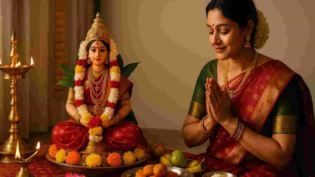 ఇక వరలక్ష్మీ వ్రతం, కలశ స్థాపనతో ప్రారంభం అవుతుంది. తరవాత లక్ష్మీ అష్టోత్తర శతానామావళి, హారతి, తోరం కట్టడం జరుగుతుంది. తర్వాత భక్తులు లక్ష్మీదేవి విగ్రహాన్ని లేదా ప్రతిమను పువ్వులు, ఆభరణాలు, పట్టువస్త్రాలతో అలంకరించి, భక్తి శ్రద్ధలతో, మంత్రాలను జపిస్తూ.. పూజ చేస్తారు.