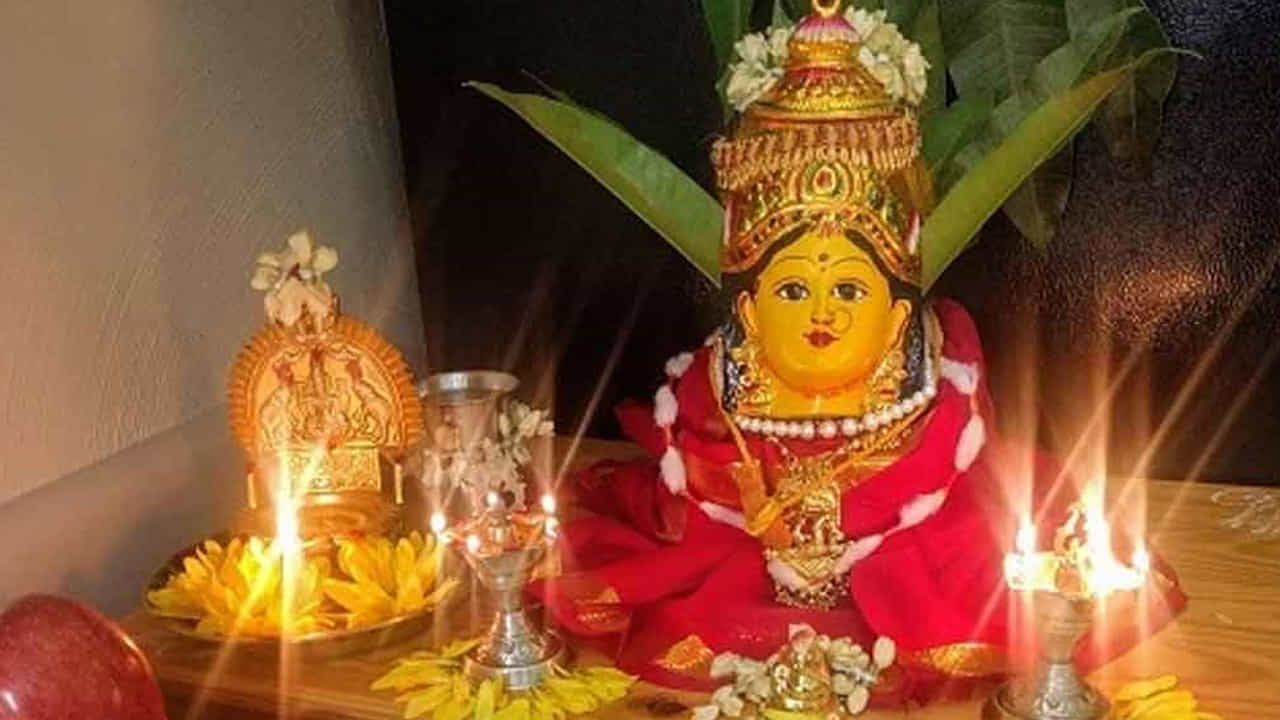 ఇక శ్రీ మహావిష్ణువు భార్య అయిన మహాలక్ష్మి  వరాలను ప్రసాదించే వర లక్ష్మీలా కొలువు దీరి భక్తుల కోరిక్కెలను తీరుస్తుంది. ప్రతి సంవత్సరం వరలక్ష్మీ తల్లిని పూజించడం వలన ఇంటిలో సంపద, ఆరోగ్యం, ఆనందం పెరగడమే కాకుండా, కోరిన కోర్కెలు నెరవేరుతాయని భక్తులు నమ్ముతారు.