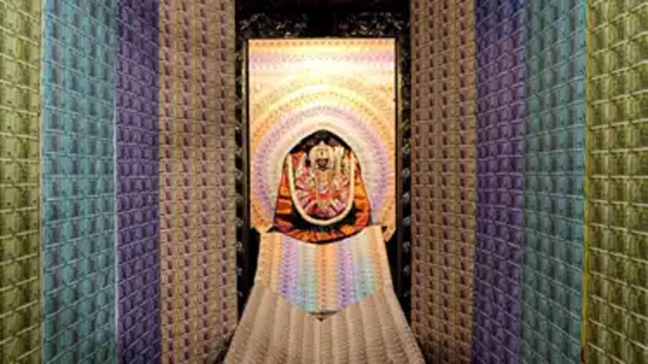 వరలక్ష్మీ వ్రతం రోజున ధన లక్ష్మిగా దర్శనం ఇస్తున్న చాముండేశ్వరి.. రూ.4.5 లక్షల విలువైన కరెన్సీతో అలంకరణ.. ఎక్కడంటే