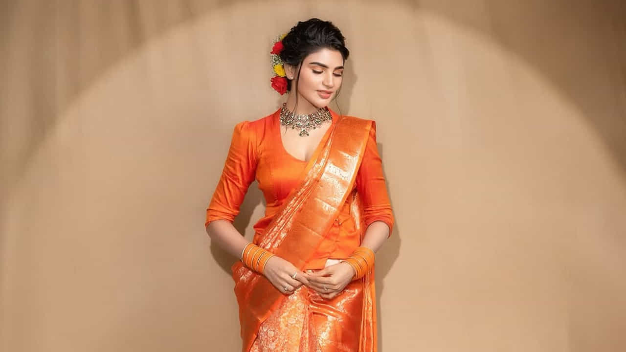 జబర్దస్త్ ద్వారా మంచి ఫేమ్ సంపాదించుకున్న వారిలో వర్ష ఒకరు. ఈ అమ్మడు గురించి ఎంత చెప్పినా తక్కువే. అందం, అభినయం ఈ ముద్దుగుమ్మ సొంతం. ఎప్పుడూ తన అల్లరి, కామెడీతో ప్రతి ఒక్కరినీ ఆకట్టుకుంటుంది. మరీ ముఖ్యంగా తన క్యూట్నెస్తో అందరి మనసు దోచేస్తుంటుంది.