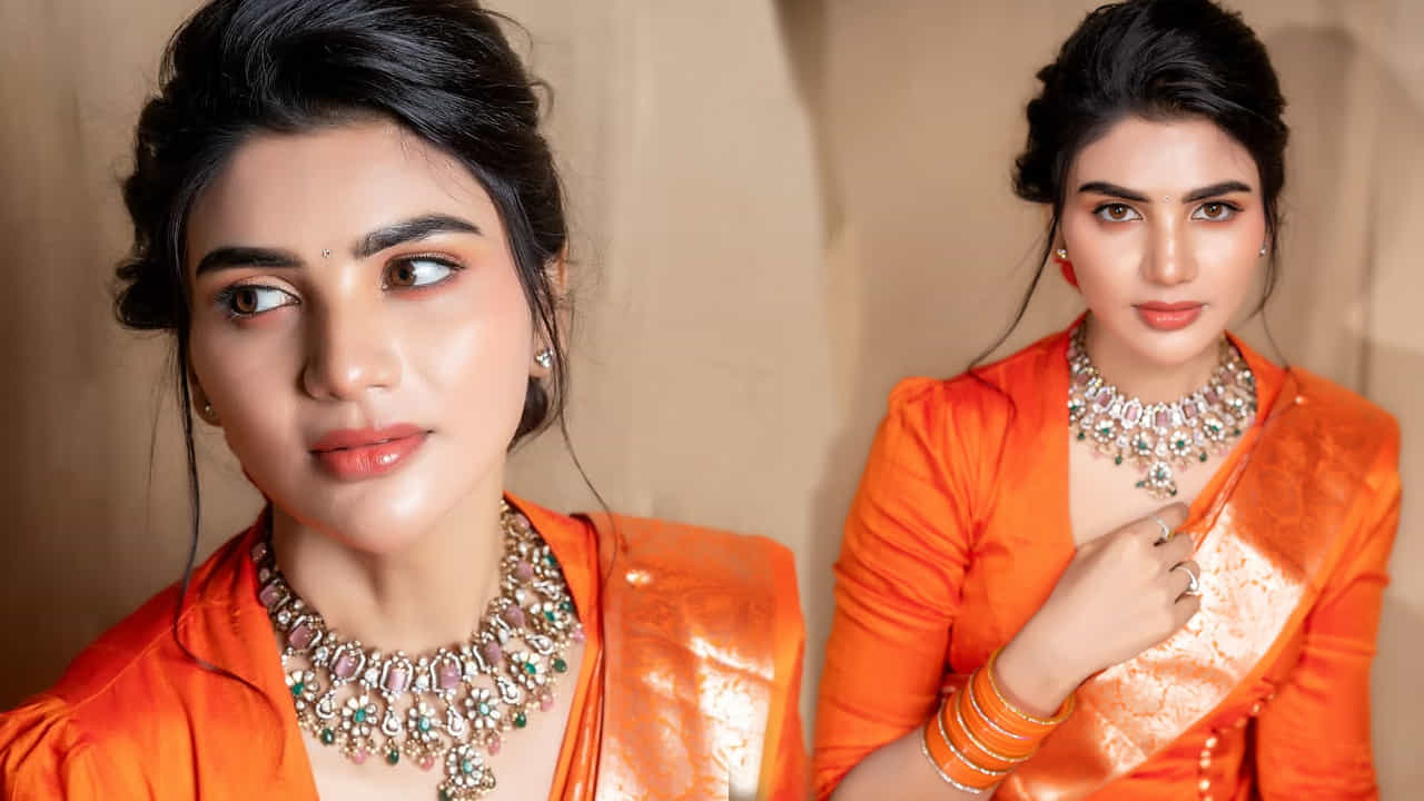 అయితే తాజాగా ఈ గ్లామర్ బ్యూటీ పట్టుపరికిణిలో అందంగా రెడీ అయ్యింది. ట్రెడిషనల్ లుక్లో తన అందాలతో అందరినీ మెస్మరైజ్ చేస్తుంది. చూడటానికి అచ్చం తెలుగింటి ఆడపిల్లలా కనిపిస్తూ, తన అందంతో అందరినీ మాయచేస్తుంది.