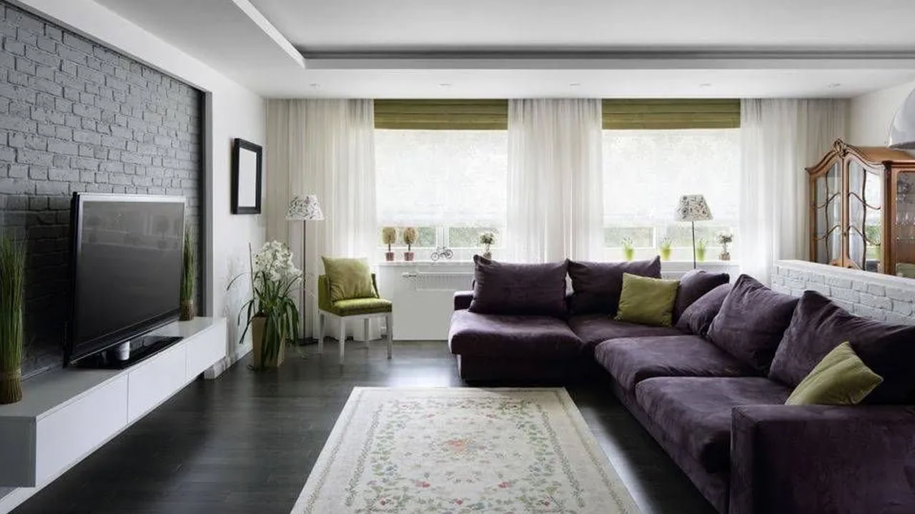 అదే విధంగా వాస్తు నిపుణుల ప్రకారం, ఏ వ్యక్తి అయితే ఇంటిలో పదే పదే ఉమ్మి వేస్తాడో ఆ ఇంటిలో పేదరికం తాండవం చేస్తుందంట. ఇంటిలోపల ఉమ్మి వేయడం వలన అది పేదరికాన్ని తీసుకొస్తుందని చెబుతున్నారు వాస్తు శాస్త్ర పండితులు.