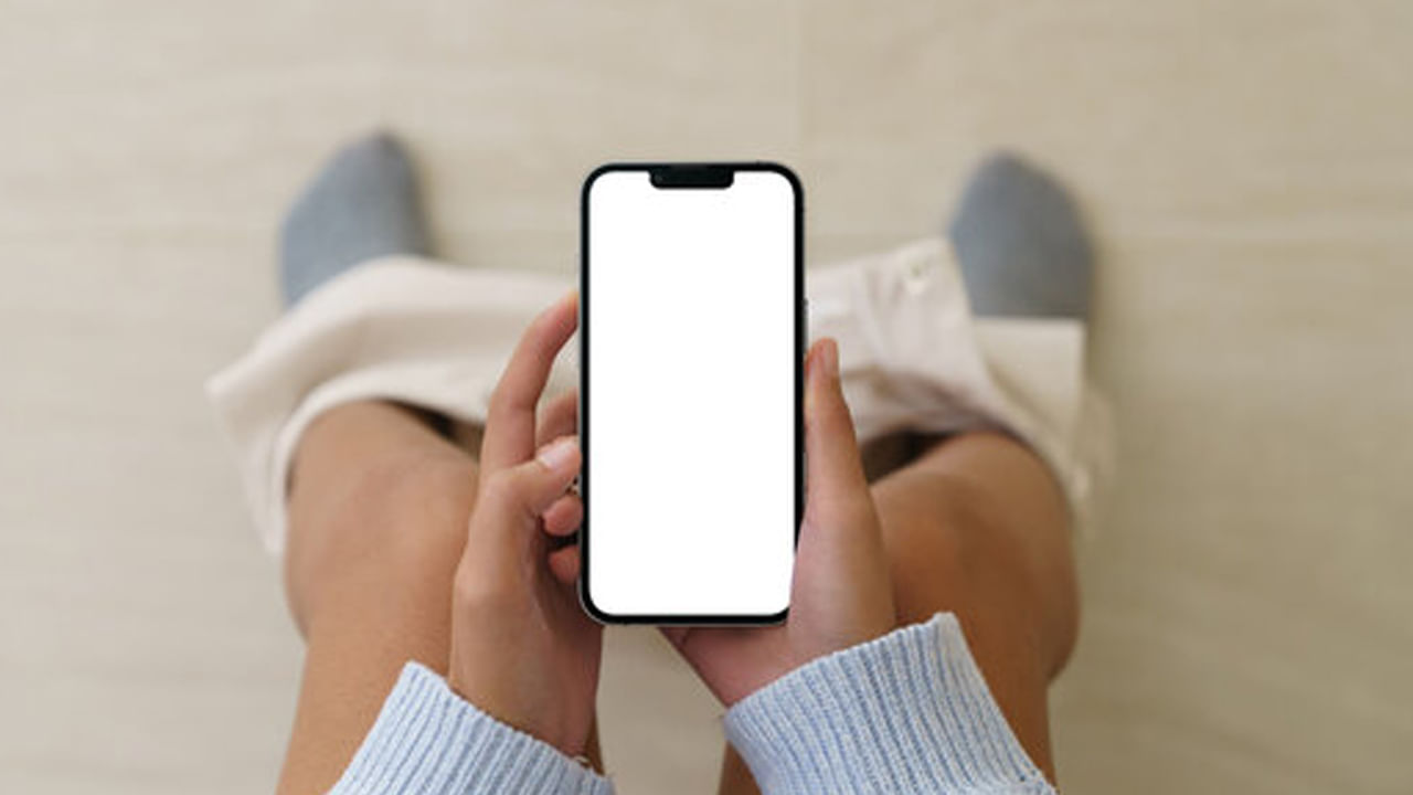 అదే విధంగా టాయిలెట్‌లో ఎక్కువగా మాట్లాడటం, ఎక్కువ సేపు టాయిలెట్స్ లో ఉండటం, మహిళలు నిలబడి తల దువ్వుకోవడం వంటివి కూడా ఇంట్లో ఆర్థిక సమస్యలను తీసుకొస్తాయంట. అదే విధంగా ఏ వ్యక్తి అయితే ఎప్పుడూ తల్లిదండ్రులను కించపరుస్తాడో అటువంటి ఇంట్లో పేదరికం ఎక్కువగా ఉంటుందంట.