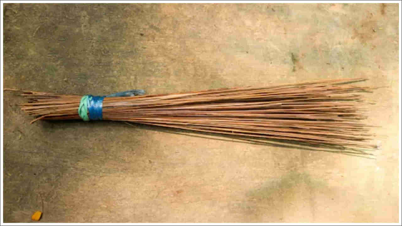 Vasthu Shastra: మీ ఇంట్లోకి కొత్త చీపురు ఏ రోజు కొంటే మంచిది.. ఈ పొరపాట్లు చేస్తే కష్టాలు వచ్చినట్లే..!