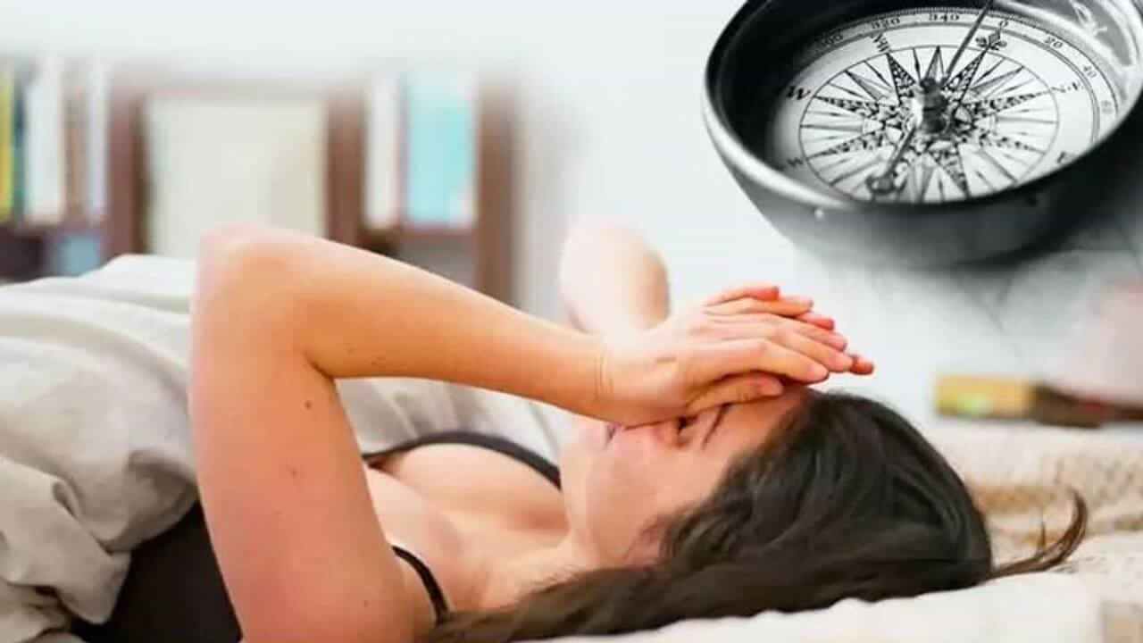 జ్యోతిష్య శాస్త్రంలో వాస్తు శాస్త్రానికి చాలా ప్రాముఖ్యత ఉంటుంది. అందుకే వాస్తు శాస్త్ర నిపుణులు, తప్పకుండా వాస్తు నియమాలు పాటించాలని చెబుతుంటారు. అయితే ప్రతి ఒక్కరూ ఉదయం లేచిన వెంటనే తప్పకుండా శుభప్రదమైనవి మాత్రమే చూడాలి. లేకపోతే రోజు మొత్తం చాలా కష్టంగా సాగిపోతుంటది అని చెబుతుంటారు. కాగా, అసలు వాస్తు శాస్త్రం ప్రకారం, ఉదయం లేచిన వెంటనే ఎలాంటివి చూడటం శ్రేయస్కరమూ ఇప్పుడు చూద్దాం.