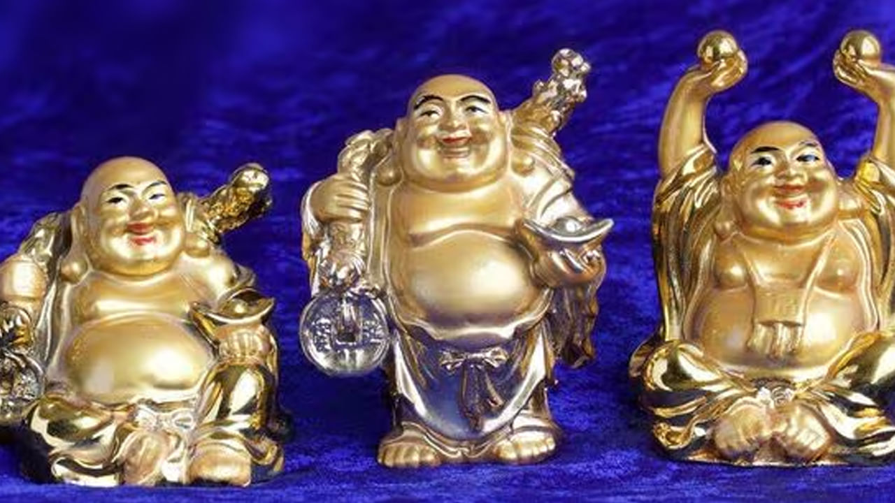 లాఫింగ్ బుద్ధ: ఇంటిలో ఎప్పుడూ ఆనందకర వాతావరణం చోటు చేసుకోవాలి. అదృష్టం కలగాలంటే తప్పకుండా లాఫింగ్ బుద్ధను ఇంటిలో ఉంచుకోవాలంట. దీని వలన శ్రేయస్సు, సానుకూల శక్తి పెరుగుతుందంట. దీనిని ఇంటి ప్రధాన ద్వారం వద్ద పెట్టడం చాలా మంచిదని చెబుతున్నారు నిపుణులు.