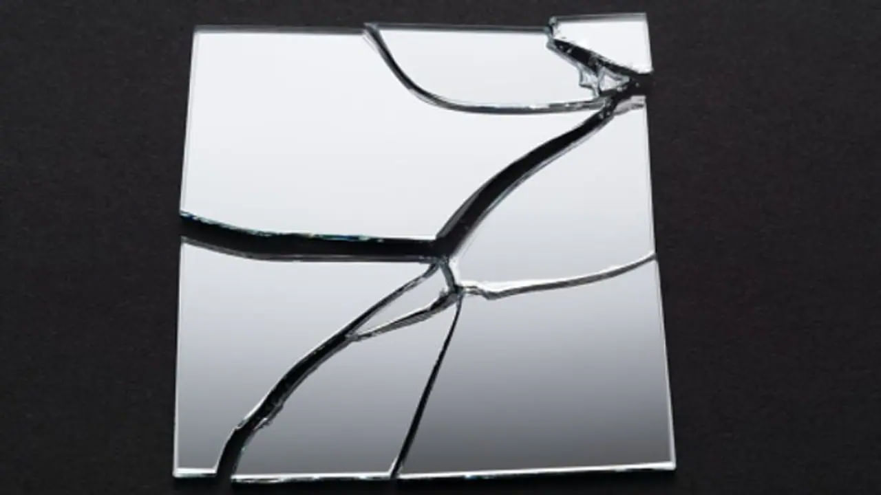 ఉదయాన్నే నిద్రలేవడం తర్వాత మనం మొదట చేసే పని  మనపై సానుకూల లేదా ప్రతికూల ప్రభావాలను చూపిస్తుంది. చాలా మంది ఉదయం లేచిన వెంటనే అరచేతులు లేదా దేవుడి ఫొటో, మీకు అదృష్టాన్ని తీసుకొచ్చే వ్యక్తుల ముఖం చూడాలి అంటారు. అయితే వాస్తు ప్రకారం, ఉదయం లేచిన వెంటనే ఎట్టి పరిస్థితుల్లో కొన్నింటిని చూడకూడదంట. అవి ఏవి అంటే? 