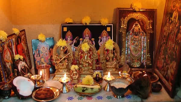Vastu Tips: ఇంట్లో పూజ గదికి విశేష ప్రాముఖ్యత ఉంది.. పొరపాటున కూడా ఈ దేవుళ్ళ విగ్రహాలను పెట్టవద్దు.. ఎందుకంటే..