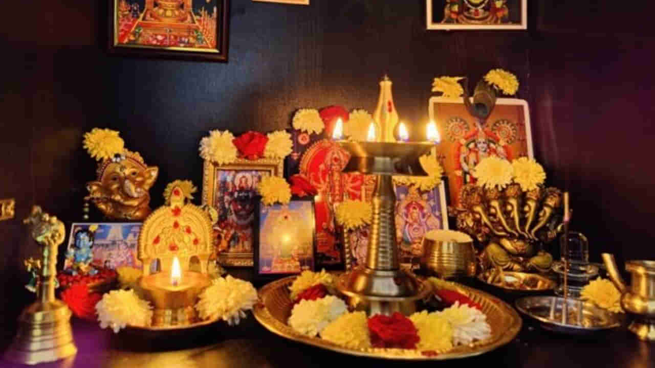 ఇంట్లో దేవుడికి పువ్వులు సమర్పించడానికి నియమాలున్నాయి.. ఎలా అర్పించాలి? ఏ సమయంలో తీసివేయాలంటే