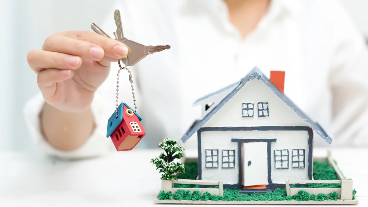 కానీ కొంత మంది తొందరపాటు, తక్కువ ధరకే ఇల్లు వస్తుందనే ఉత్సాహంతో వాస్తు సరిగ్గాలేని ఇంటిని కొనుగోలు చేసి చాలా సమస్యలు ఎదుర్కొంటారు. ముఖ్యంగా ఆర్థికంగా, ఆరోగ్యపరంగా చాలా ఇబ్బందులు ఎదుర్కోవాల్సి వస్తుంది. కాగా, ఇప్పుడు మనం కొత్త ఇల్లు కొనుగోలు చేసేటప్పుడు ఎలాంటి నియమాలు పాటించాలో చూద్దాం.