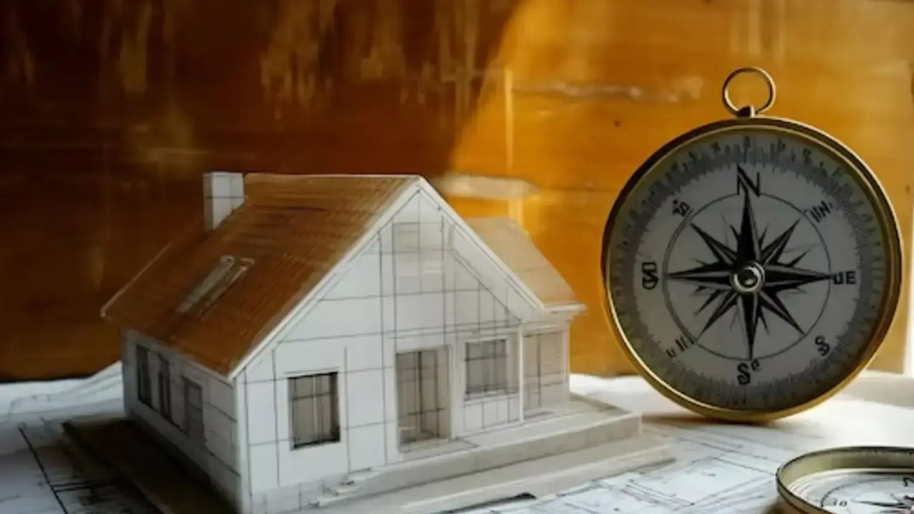 వాస్తు ప్రకారం ఇంటి ప్రధాన ద్వారం తప్పక చూడాలంట. ఎప్పుడూ కూడా ప్రధాన ద్వారం ఉత్తరం, తూర్పు, ఈశన్య దిశలో మాత్రమే ఉండాలంట. దక్షిణ దిశలో ప్రధాన ద్వారం ఇంటిని కొనుగోలు చేయకూడదంట. దీని వలన అడ్డంకులు వచ్చే ప్రమాదం ఉందని చెబుతున్నారు వాస్తు శాస్త్ర నిపుణులు. అలాగే నీటి ట్యాంక్ ఉత్తరం లేదా ఈ శాన్య దశలో ఉండాలంట, మెట్లు దక్షిణ లేదా పడమర దిశలో బాత్ రూమ్స్ వాయువ్యం లేదా ఆగ్నేయ దిశలో ఉండటం మంచిదంట.