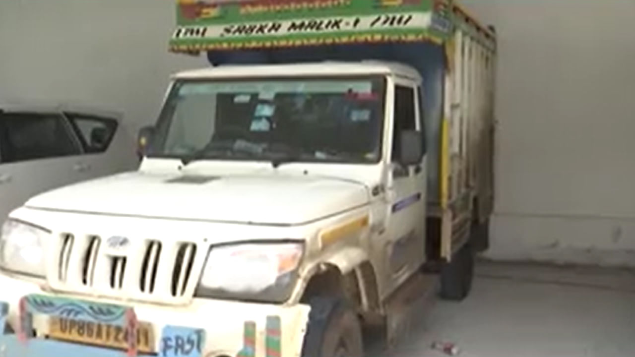 Telangana: జోరుగా దూసుకెళ్తున్న బొలేరో వాహనం.. అధికారులు ఆపి చెక్ చేయగా Telangana: జోరుగా దూసుకెళ్తున్న బొలేరో వాహనం.. అధికారులు ఆపి చెక్ చేయగా