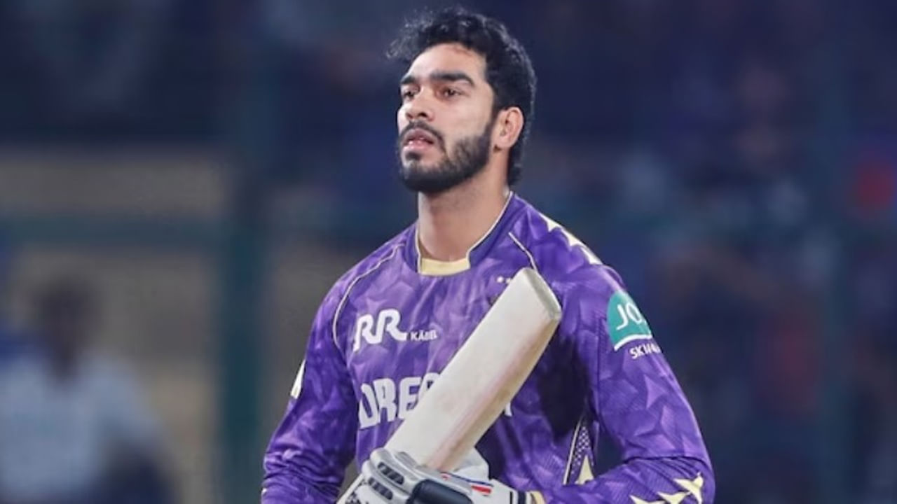 గత ఐపీఎల్ వేలంలో వెంకటేష్ అయ్యర్ను కోల్కతా నైట్ రైడర్స్ రూ. 23.75 కోట్లకు కొనుగోలు చేసింది. ఇలా చేయడం ద్వారా ఆ జట్టు అందరినీ ఆశ్చర్యపరిచింది. కోచ్ చంద్రకాంత్ పండిట్ అయ్యర్పై చాలా ఆశలు పెట్టుకున్నాడు. కోచ్ను తొలగించారు. అయ్యర్ రాయల్ ఛాలెంజర్స్ బెంగళూరు (RCB)లో చేరుతున్నట్లు వార్తలు వస్తున్నాయి. ఇప్పుడు ఈ ఒప్పందం జరుగుతుందో లేదో చూడాలి.