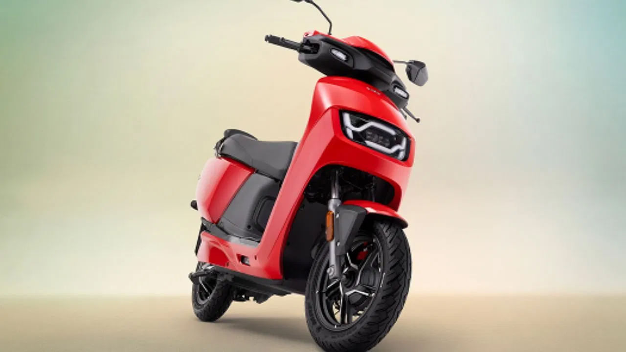 Electric Scooter: ఎలక్ట్రిక్ ద్విచక్ర వాహన తయారీదారు విడా ఇటీవల రెండు బ్యాటరీలతో వచ్చే స్కూటర్‌ను విడుదల చేసింది. ఈ స్కూటర్ పేరు విడా VX2. విడా అనేది హీరో ఎలక్ట్రిక్ వాహనాల బ్రాండ్. ఇది ఎలక్ట్రిక్ వాహనాలను మాత్రమే తయారు చేస్తుంది. కొత్త స్కూటర్ గురించి ప్రత్యేకత ఏమిటంటే దీనిని ఒక బ్యాటరీతో నడపవచ్చు. అలాగే ఒక బ్యాటరీని ఛార్జ్ చేయవచ్చు. రెండు బ్యాటరీలు తీసివేసి ఇంట్లోని ఏదైనా పవర్ సాకెట్ నుండి ఛార్జ్ చేసుకునే సదుపాయం ఉంటుంది.