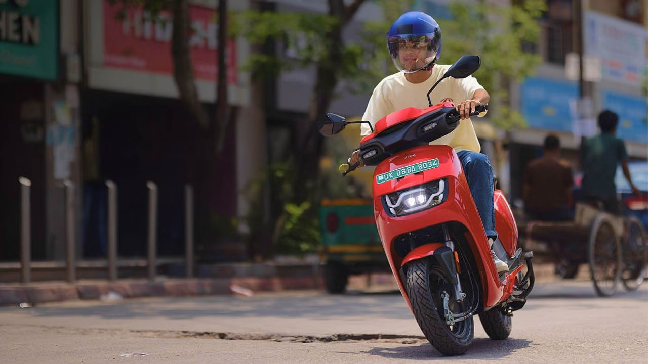 వేగం: VIDA VX2 లో 6kW PMS మోటార్ అమర్చబడి ఉంది. దీని వలన ఈ స్కూటర్ ప్లస్ వేరియంట్‌లో 3.1 సెకన్లలో, గో వెర్షన్‌లో 4.2 సెకన్లలో 0 నుండి 40 కిమీ/గం వేగాన్ని అందుకుంటుంది. ఈ స్కూటర్‌లో 12-అంగుళాల అల్లాయ్ వీల్స్ ఉన్నాయి. ముందు భాగంలో టెలిస్కోపిక్ ఫోర్కులు, వెనుక భాగంలో మోనో-షాక్ సస్పెన్షన్ అందించింది.